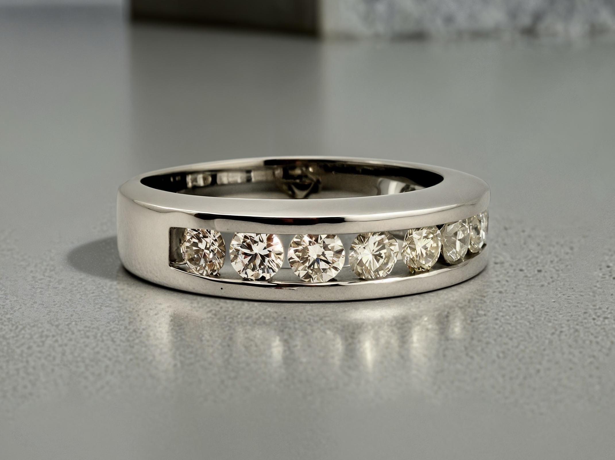 Zlatý prsten s vynikajícími diamanty